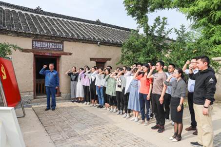 我校师生代表在校外辅导员许启金老师带领下于淮海战役总前委蔡洼会议旧址前重温入党誓词
