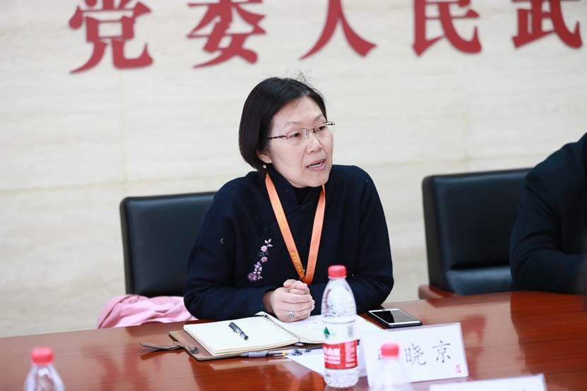 图片包含 餐桌, 人员, 室内, 就坐描述已自动生成