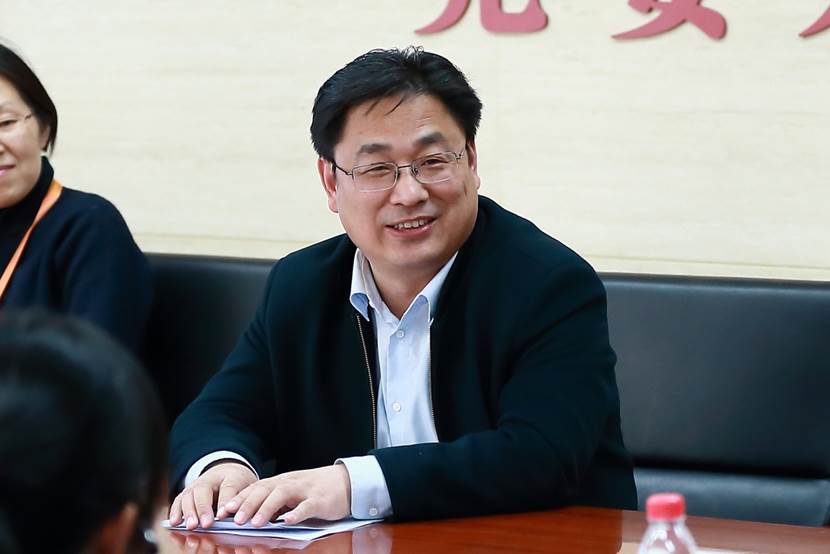 图片包含 人员, 餐桌, 就坐, 室内描述已自动生成