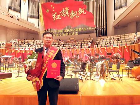 我校新闻学院在读博士周晓辉同学荣获“全国模范退役军人”称号