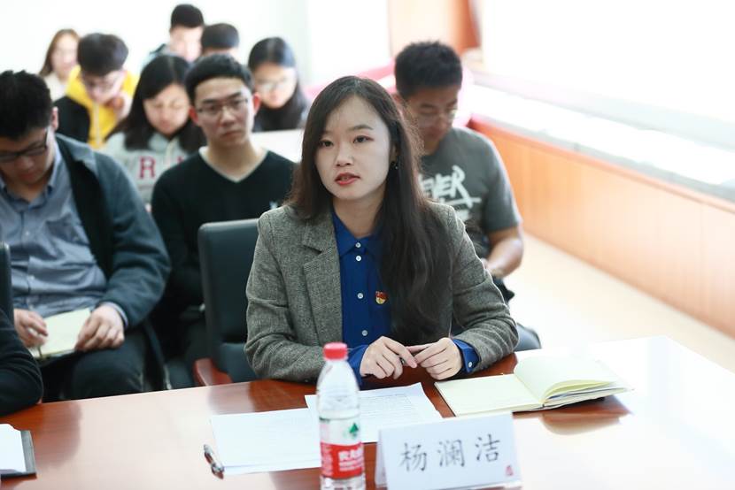 图片包含 人员, 室内, 餐桌, 群组描述已自动生成